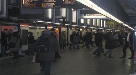 baise dans le rer|Vanille baise dans un arrêt de RER